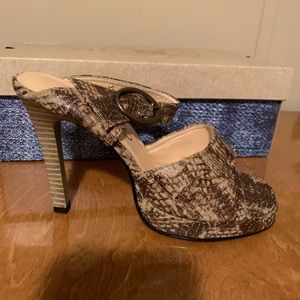 Snakeskin print heals